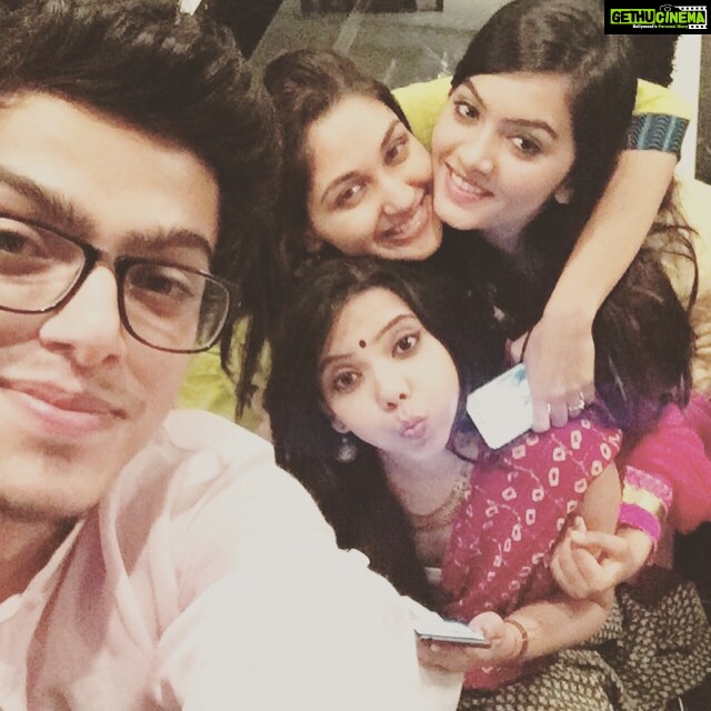 Nikita Dutta Instagram - Diwali smiles and more! #Babies #AllAboutLastNight Pali Hill, Bandra