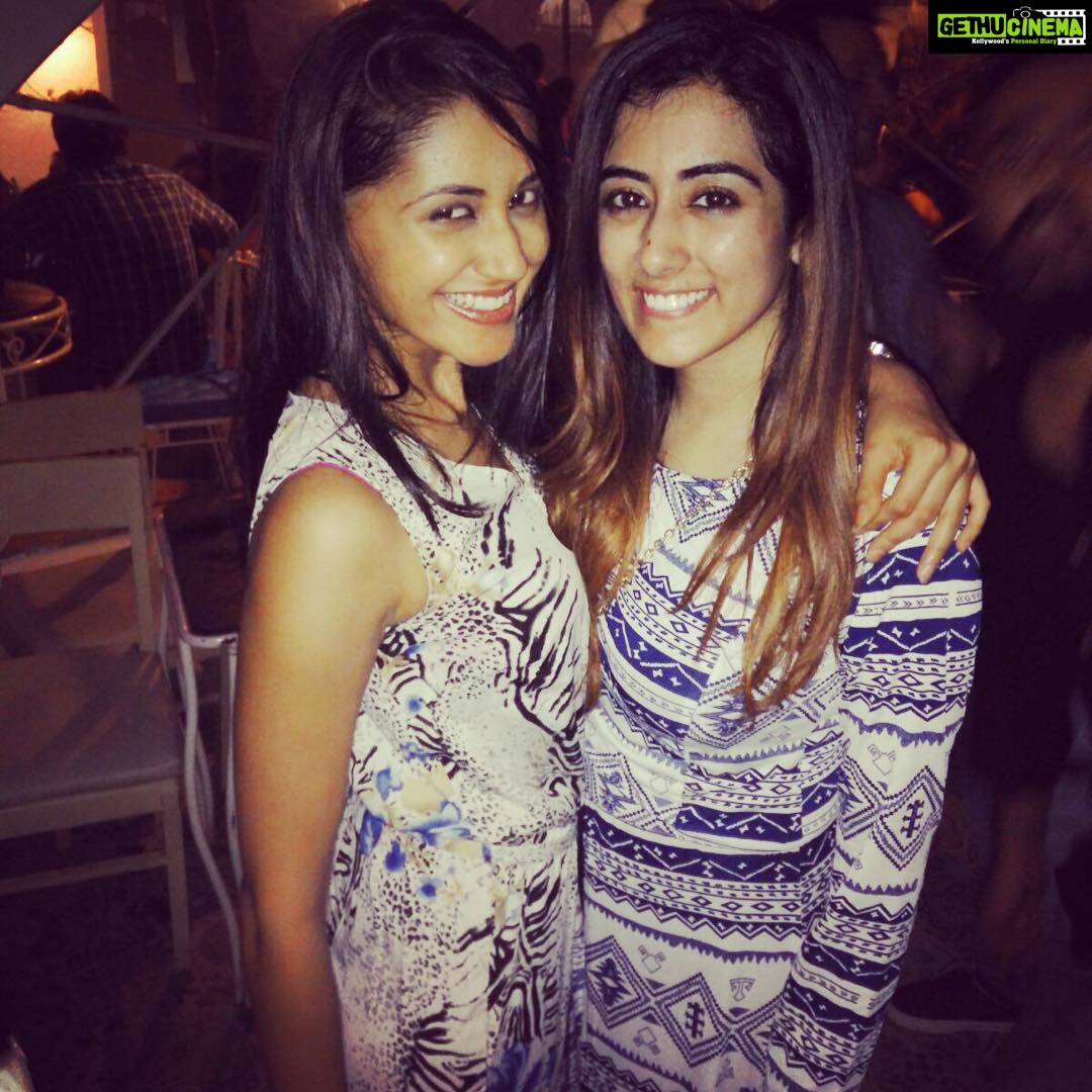 Nikita Dutta Instagram - The darling she is! #BirthdayGirl #AllAboutLastNight Hoppipola, khar ,mumbai