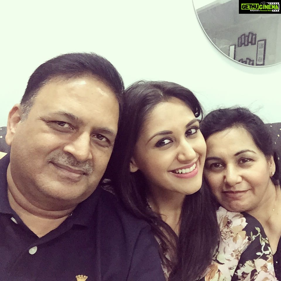 Nikita Dutta Instagram - After a long working day, make it in time for a picture with the birthday boy! #DaddyAndMommy Pali Hill, Bandra
