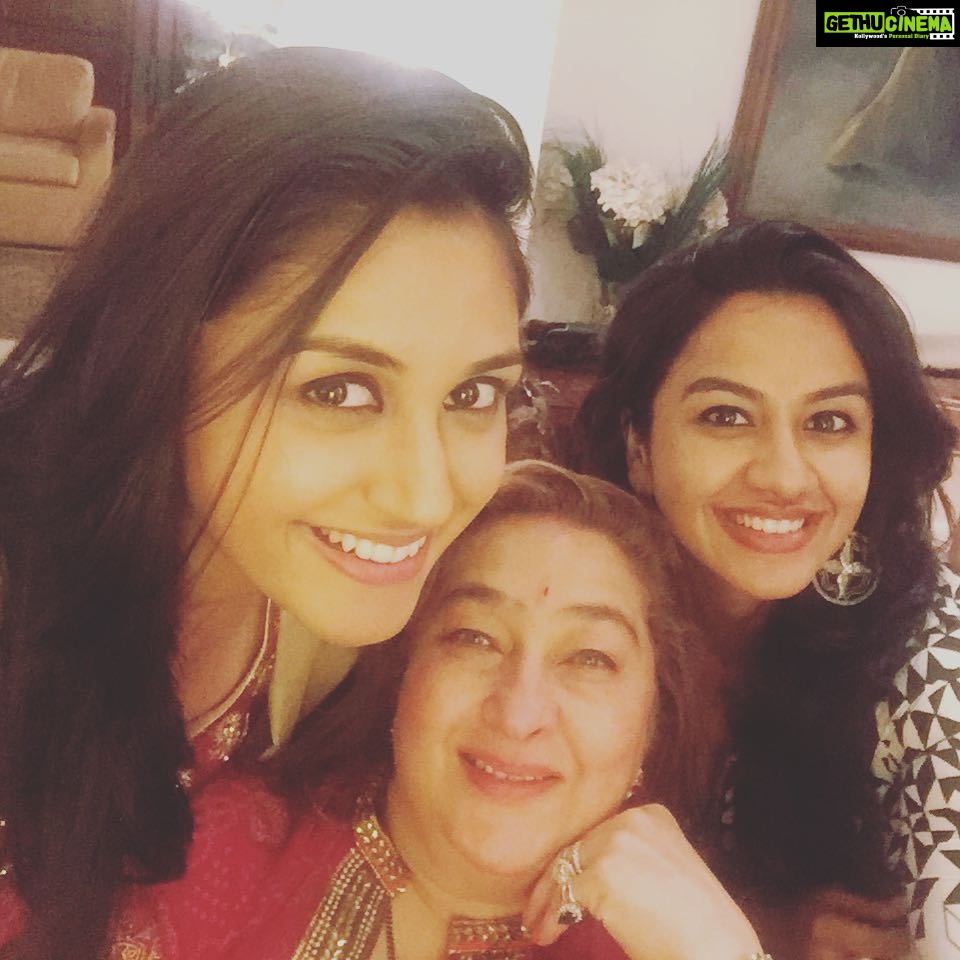 Nikita Dutta Instagram - Sweetilicious ganpati time! Altamount Road