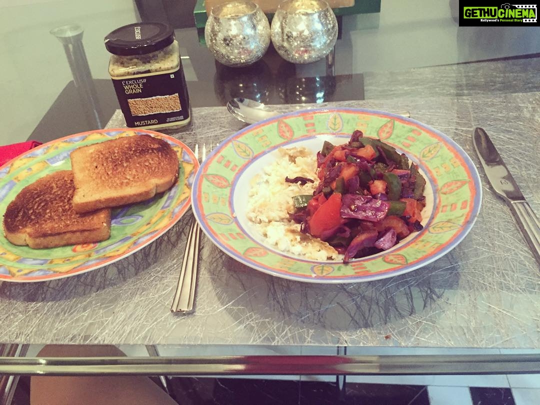 Nikita Dutta Instagram - Sometimes dinner dates by yourself can be the best. On the table- Scrambled egg whites with red cabbage teriyaki and mustard on the side #ChefCapOn #PretendingToBeACook #MyHappyMeal #MuchNeededPeace Pali Hill