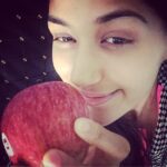 Nikita Dutta Instagram – Seasonal apples are here!! lets pump that iron in. 💪🏻 P. S. – ignore the sleepy eyes #AppleLove #KeepTheDoctorAway Pali Hill, Bandra