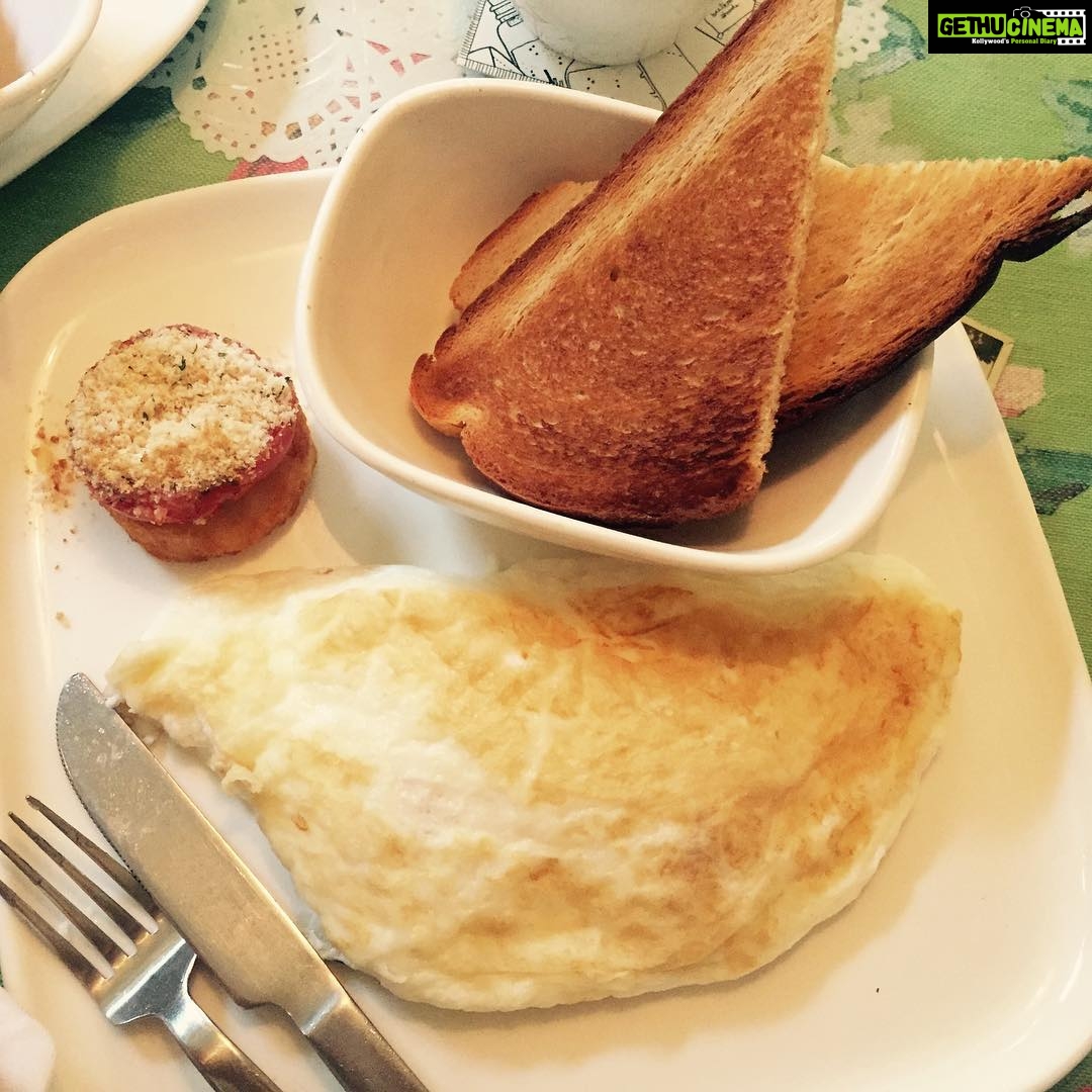 Nikita Dutta Instagram - Sometimes simple is just what you need! Fluffy egg whites stuffed with smoked salmon. #PerfectHolidayBreakfast #HealthyIsHappy