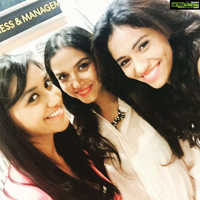 Nikita Dutta Instagram - Mandatory miss India picture! #MissIndiaTimes #HappySmiles #BookLaunch #LazyGirlsGuideToBeingFit