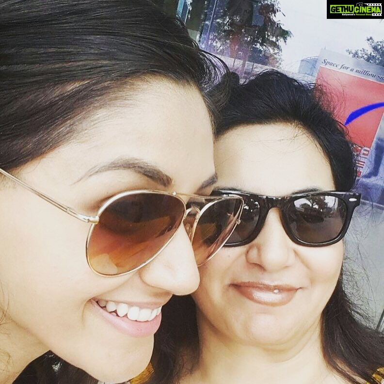 Nikita Dutta Instagram - Quite astonishing to hear a not so picture enthusiastic mum randomly say, "Nikku, lets click a selfie" #SuperCoolMum #ReasonsILoveDelhi #HomeSweetHome