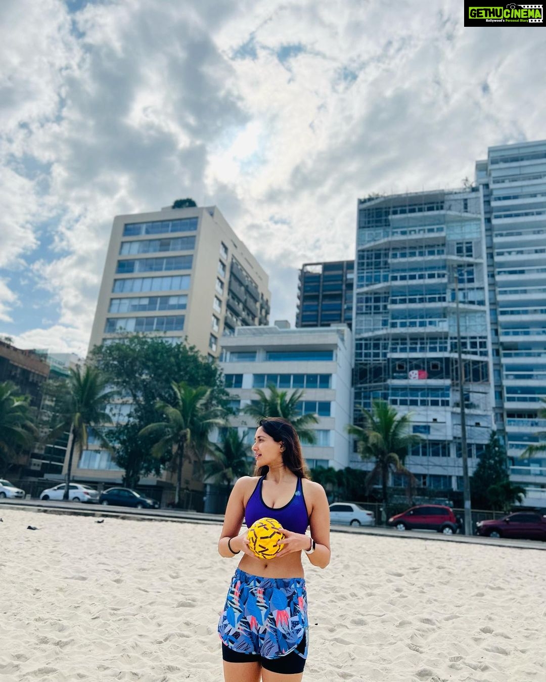 Nikita Dutta Instagram - Too soon for a #TakeMeBack ? ☀️🏝🌊 Nah 😛😬 . . . #BeachLife #RioDeJanerio #Brazil #Ipanema #SunSandAndSea Ipanema Beach, Rio de Janeiro