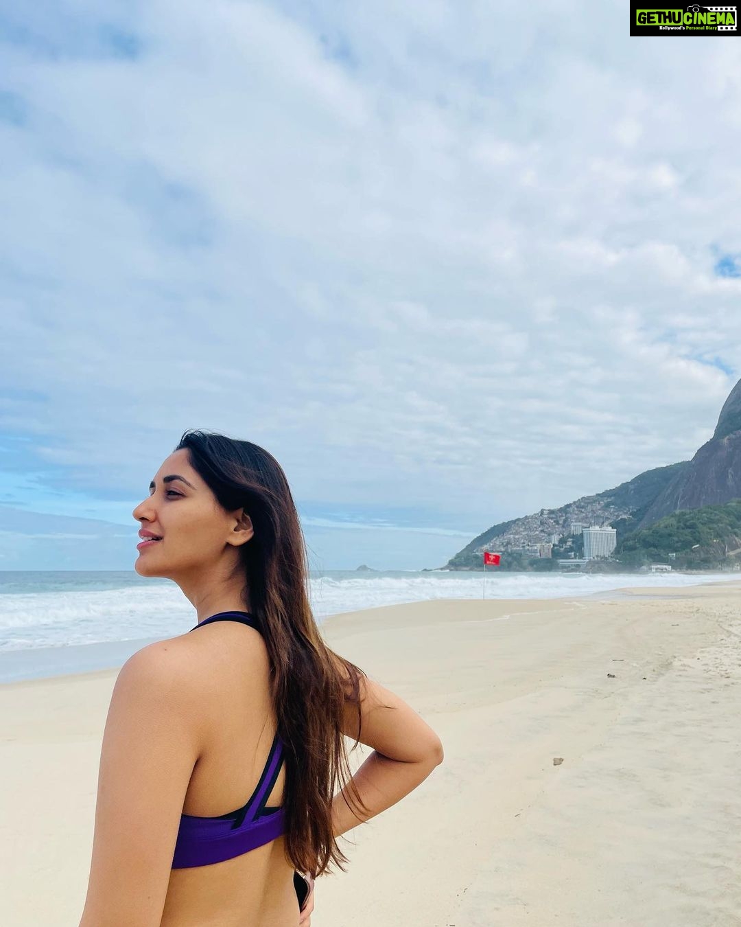 Nikita Dutta Instagram - Too soon for a #TakeMeBack ? ☀️🏝🌊 Nah 😛😬 . . . #BeachLife #RioDeJanerio #Brazil #Ipanema #SunSandAndSea Ipanema Beach, Rio de Janeiro
