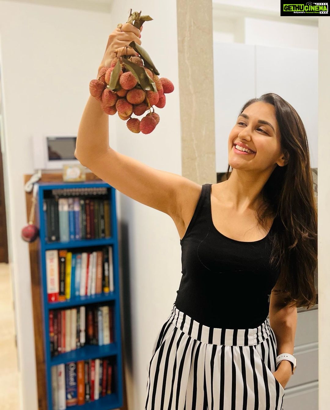 Nikita Dutta Instagram - These little balls of sweetness have come all the way from Muzaffarpur. Giving them some love 🤍❤️💜 . . #Litchi #SummerThings