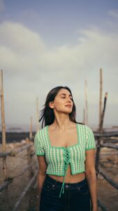 Nikita Dutta Instagram - Monday mood 💚🌅 . . 📸: @bharat_rawail HMU: @mitavaswani Styled by @vidyulaa