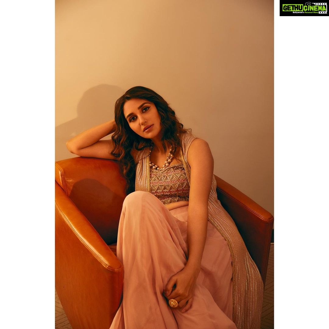 Nikita Dutta Instagram - 🌸🌸 . . . 📸: @karan_sarnaik Stylist: @sheefajgilani Makeup: @mitavaswani Hair: @rasilaravariamua Outfit: @bhumikagrover Jewellery: @sunitajhunjhunwala