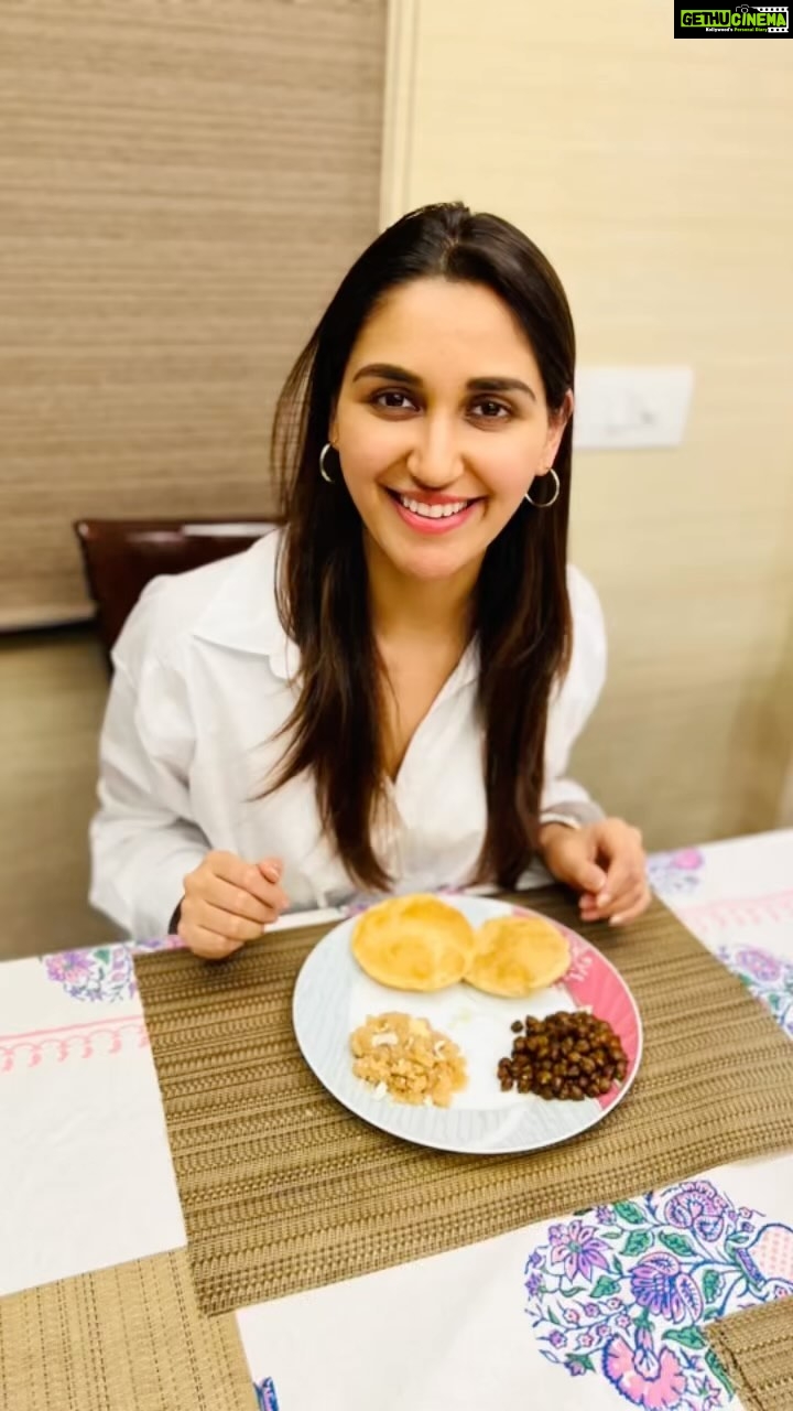 Nikita Dutta Instagram - Made it just in time yesterday to say hello to my most favourite part of Navratri. There exists no better combination of food than halwa-puri-channa. 🤤💕 . Happy Ram Navami 😇🙏