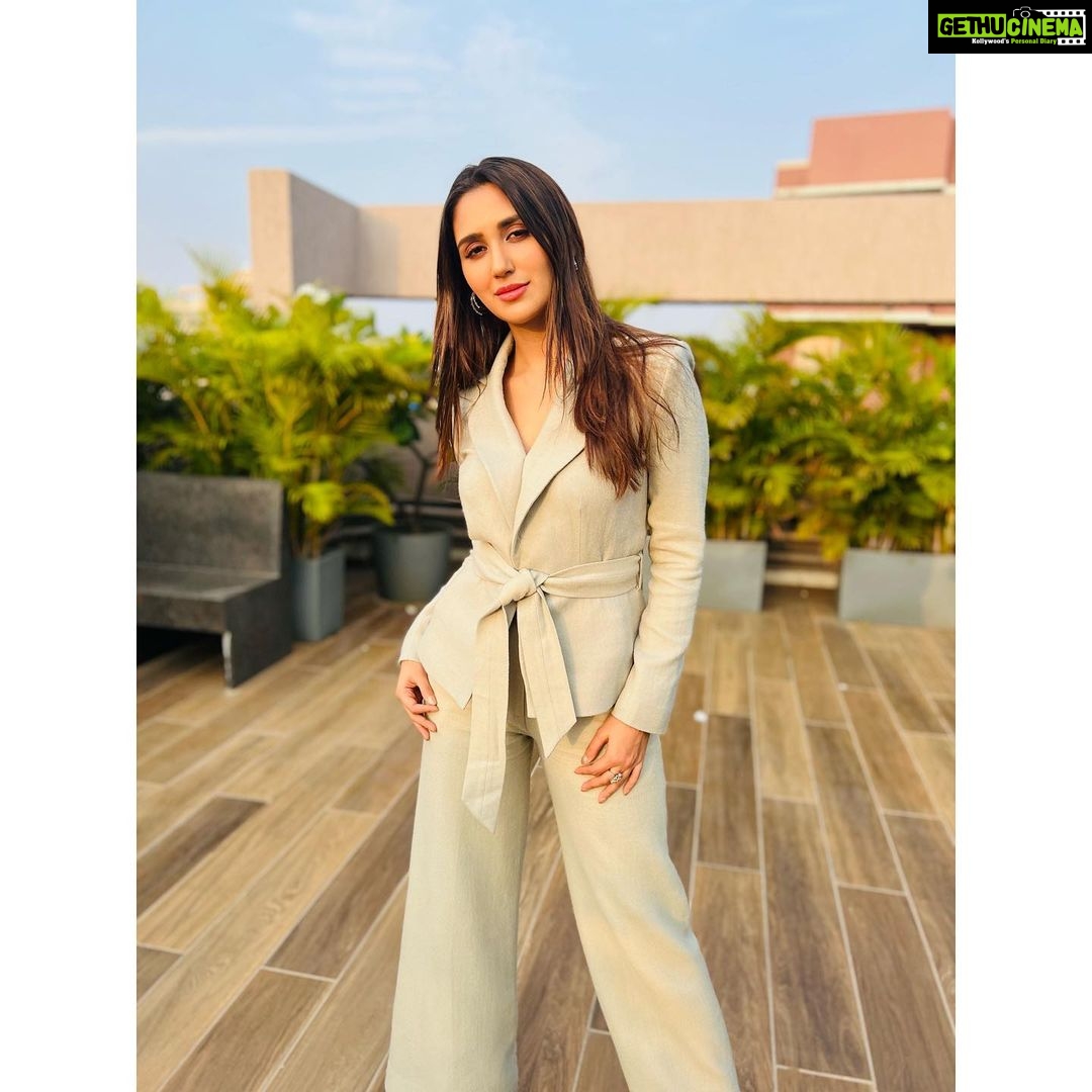 Nikita Dutta Instagram - In the wise words of Barney Stinson, “Suit Up!” . #GroomSquad #ItJustGotReeEl @itjustgotreeel . . Styled by @kareenparwani HMU @mitavaswani Outfit: @labelmannatgupta Earrings: @rubansaccessories