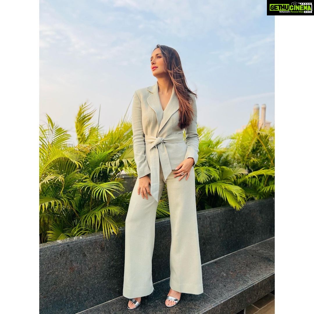Nikita Dutta Instagram - In the wise words of Barney Stinson, “Suit Up!” . #GroomSquad #ItJustGotReeEl @itjustgotreeel . . Styled by @kareenparwani HMU @mitavaswani Outfit: @labelmannatgupta Earrings: @rubansaccessories