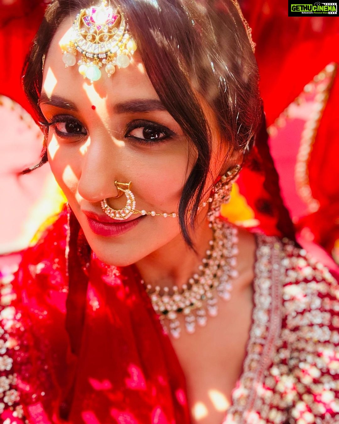 Nikita Dutta Instagram - Brided up under the sun in a palanquin πβοΈβ£οΈ . . . #MastNazronSe πΆ #BTS #tseries @tseries.official #BhushanKumar @jubin_nautiyal @manojmuntashir @rochakkohli @ashishforfilms @adityadevmusic @kohlihimansh @anushkasen0408 @sunilpateldop Make up: @mitavaswani Hair: @shalinisharmamakeupandhair Styled by @shreejarajgopal