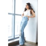 Nikita Dutta Instagram - Dear December, some sunshine please! 😬 ✨ 🤍✨ . . . . 📸: @anamika_ Styled by @jaferalimunshi Top: @reign.india Earrings: @the_jewel_factor Denims: @zara HMU: @shibu_shimmer