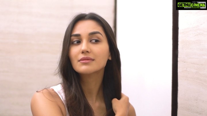 Nikita Dutta Instagram - Well I always had questions about my hair care routine & the answer is that it’s important to get the right nourishment from within and for that I have @hkvitals Biotin with me. 🥳 I have added it to my daily routine & trust me my hair fall has reduced tremendously and my hair are stronger & shinier! 🙌🏻 Go get it now, checkout hkvitals.com & use my code NIKITA10 to get additional 10% off. @hkvitals @healthkart #HKVitalsBiotin #Nourishment #HealthKart #Hairfall #StrongerShiner