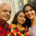 Nikita Dutta Instagram - Diwali and Home are directly proportional to each other ❤️ Wishing happiness and prosperity to all. 😇🙏 . P.S.- clicking a selfie with the parents is not as easy as one would imagine. 🤭