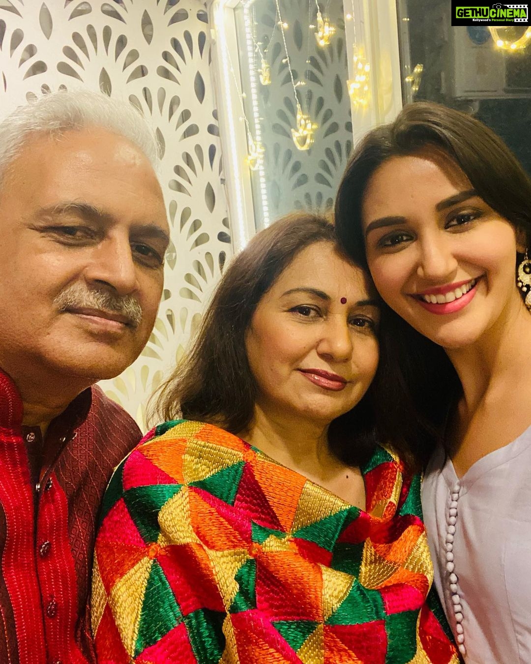 Nikita Dutta Instagram - Diwali and Home are directly proportional to each other ❤️ Wishing happiness and prosperity to all. 😇🙏 . P.S.- clicking a selfie with the parents is not as easy as one would imagine. 🤭