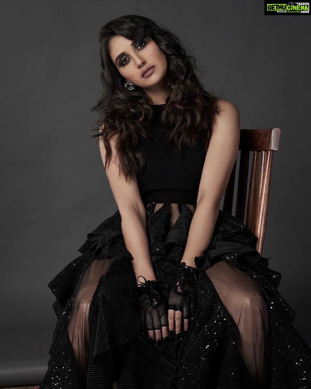 Nikita Dutta Instagram - This Halloween, we are creepin' it real😈👻 Watch #DybbukOnPrime, Oct 29. @primevideoin @therealemraan @manavkaul @jayrkrishnan #BhushanKumar #KrishanKumar @kumarmangatpathak @abhishekpathakk @tseriesfilms @panorama_studios @tseries.official . Wearing @deepikaaroralabel Styled by @kareenparwani HMU by @reshmaamerchant