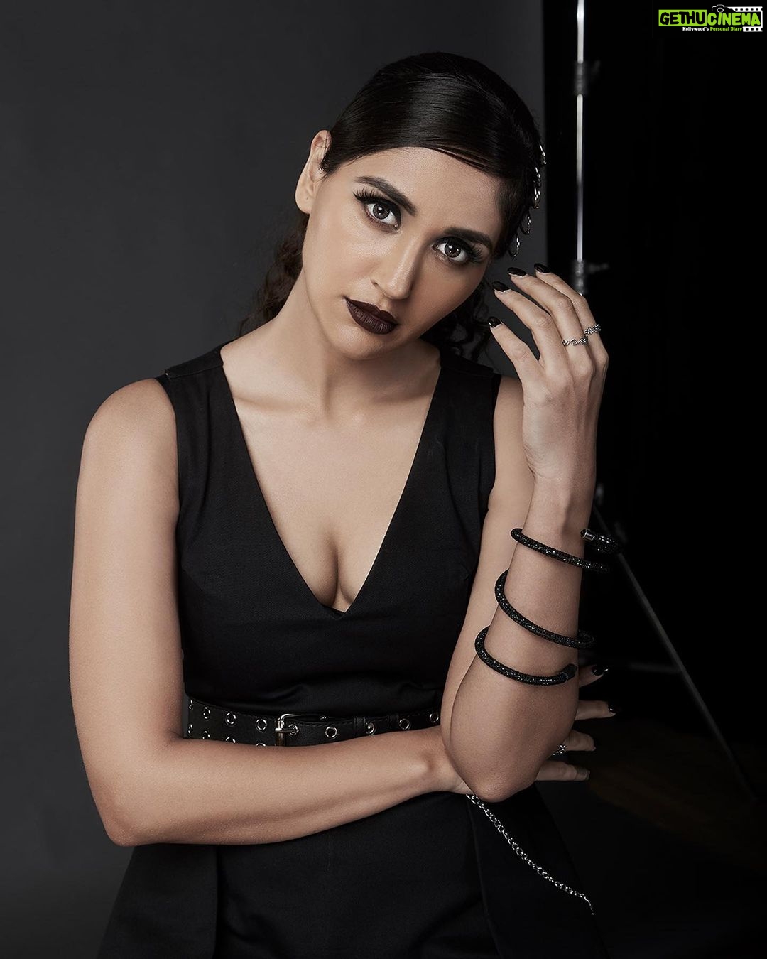 Nikita Dutta Instagram - This Halloween, we are creepin' it real😈👻 Watch #DybbukOnPrime, Oct 29. @primevideoin @therealemraan @manavkaul @jayrkrishnan #BhushanKumar #KrishanKumar @kumarmangatpathak @abhishekpathakk @tseriesfilms @panorama_studios @tseries.official