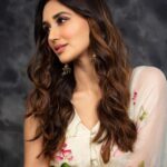 Nikita Dutta Instagram - Dreaming of all the mithai I shall be eating today. 🥰 . . Happy diwali! 🪔 ✨🙏 . . Styled by @kareenparwani Outfit: @picchika Jewellery: @rubans.in @oakpinionpr Make up: @mitavaswani Hair: @irshad__hair 📸: @saurabh_sonkar