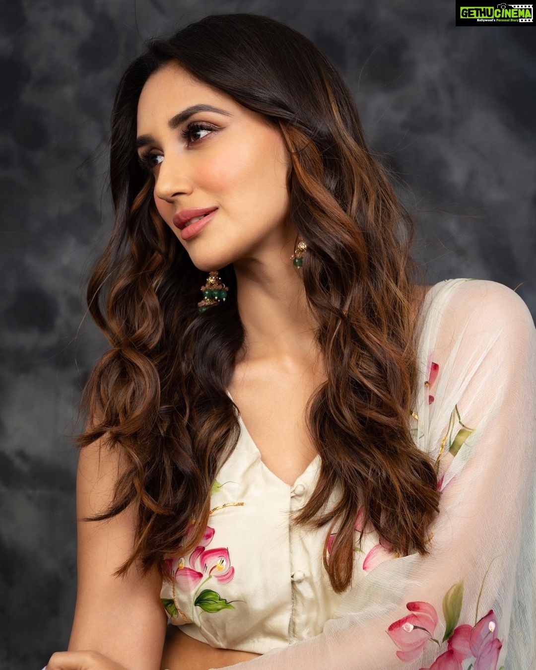 Nikita Dutta Instagram - Dreaming of all the mithai I shall be eating today. 🥰 . . Happy diwali! 🪔 ✨🙏 . . Styled by @kareenparwani Outfit: @picchika Jewellery: @rubans.in @oakpinionpr Make up: @mitavaswani Hair: @irshad__hair 📸: @saurabh_sonkar