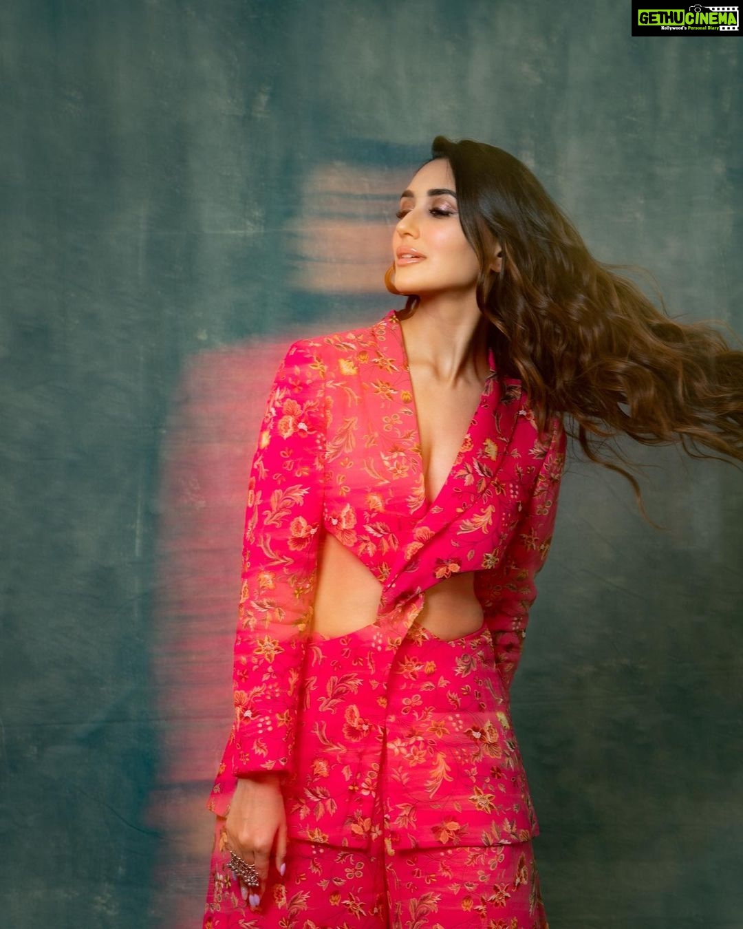 Nikita Dutta Instagram - πβ¨ Somewhere between blending in and blurring away. . . . . Outfit: @krishasunnyramani @kadecommunications Styled by @kareenparwani Make up: @mitavaswani Hair: @irshad__hair πΈ: @saurabh_sonkar