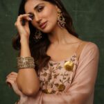 Nikita Dutta Instagram - The calendar said warm up for Diwali week 🤓🪔✨ . . . 📸: @saurabh_sonkar HMU: @mitavaswani @rasilaravariamua Outfit: @monaandvishu @viralmantra Jewels: @kiara.jewelry Styled by: @kareenparwani Team: @styledbyanuja