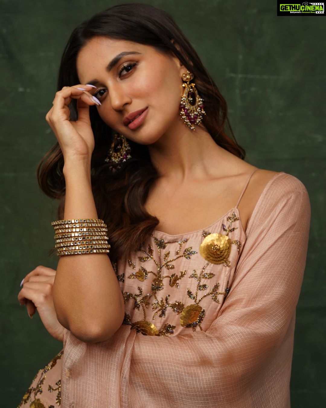Nikita Dutta Instagram - The calendar said warm up for Diwali week 🤓🪔✨ . . . 📸: @saurabh_sonkar HMU: @mitavaswani @rasilaravariamua Outfit: @monaandvishu @viralmantra Jewels: @kiara.jewelry Styled by: @kareenparwani Team: @styledbyanuja