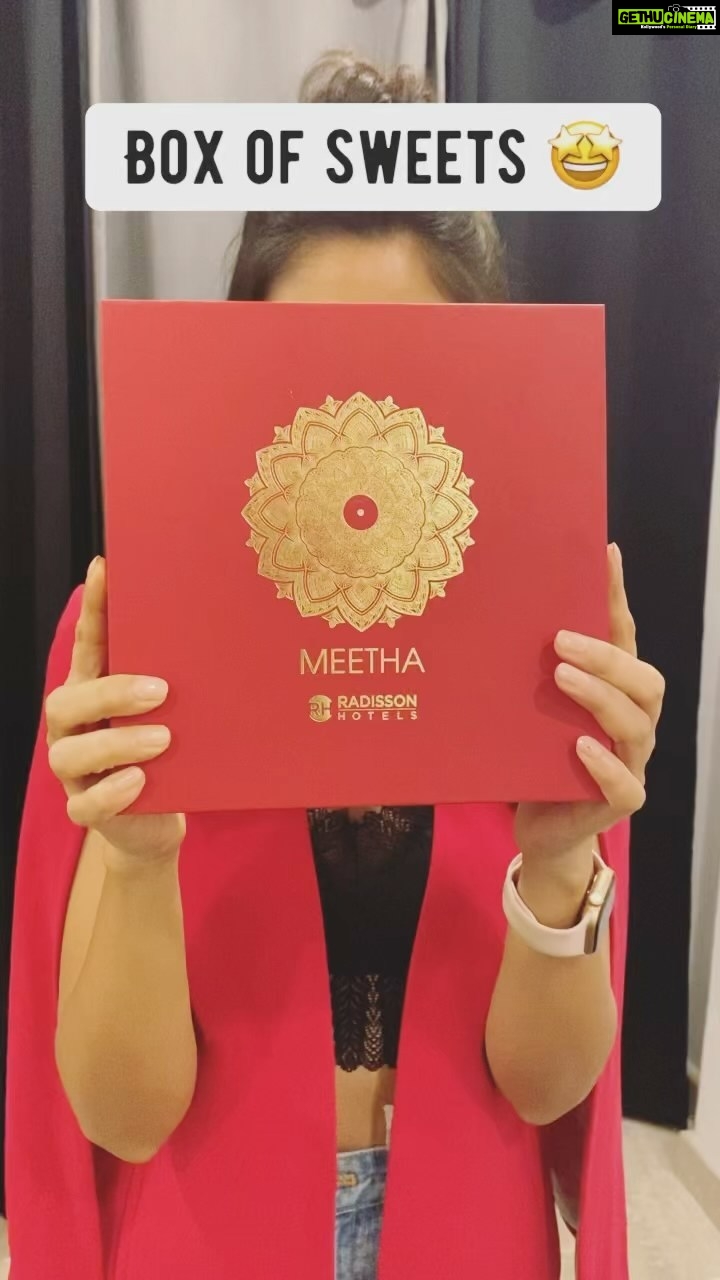 Nikita Dutta Instagram - Dilemmas of life when you have a sweet tooth, punjabi genes and a tortoise speed metabolism! 🥴🥴 . Broke my diet for these amazing sweets by @chefrakeshsethi at @meethamumbai 🤤