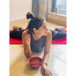 Nikita Dutta Instagram - Chilling in the frog pose at #SaturdayStretches today . It’s great for stretching your abductors and toning your legs. Very beneficial in maintaining insulin levels, regulating hormones and improving digestion. . #Mandukasana #FrogPose #Stretch #Yoga