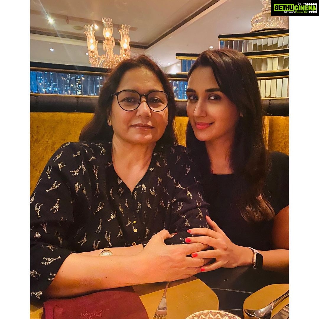 Nikita Dutta Instagram - Dinner date with Her Majesty. ❤️ . @alka.dutta16 The St. Regis Mumbai