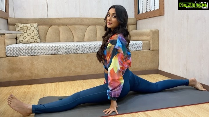 Nikita Dutta Instagram - Yoga is a practice I swear by. CoinSwitch is an App I vouch for, so go download @coinswitch_co and watch #Toofaan only on @primevideoin #Coinswitch #CoinswitchPeTodunTak #ToofaanOnPrime