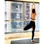 Nikita Dutta Instagram - 🙏🙏 Opening your shoulder and chest muscles daily is extremely important. It helps you breathe better and also helps in maintaining a good posture. . Paschima Namaskarasana and Vrikshasana are a great way to open these muscles. The first one can be done standing or sitting. The latter has to be standing and can be done with a wall support as well. It also has an additional benefit of strengthening your spine and leg muscles. . #SaturdayStretches #PaschimaNamaskarasana #ReversePrayerPose #Vrikshasna #TreePose #Yoga . 📸: @karan_sarnaik