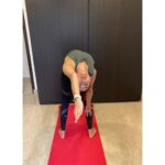 Nikita Dutta Instagram - #SaturdayStretches Your heart chakra is located at the centre of your chest, tied to love, compassion and balance amongst so many other things. Practising heart openers regularly improves your posture and awakens your nervous system. . Anuvittasana or deep standing back bend is an easy way to open your heart chakra. Stand straight with your feet apart, inhale and stretch your upper body and arms backwards. You can support your palms on your legs for balance. . Happy bending!✨ . #Anuvittasana #Backbends #BendItToMendIt #HeartOpeners #HeartChakra #Yoga