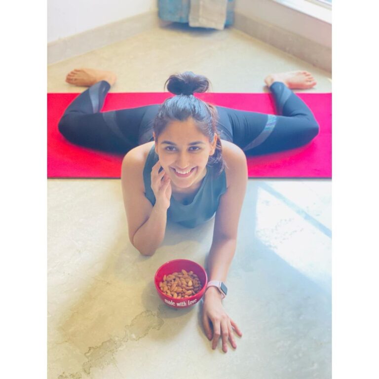 Nikita Dutta Instagram - Chilling in the frog pose at #SaturdayStretches today . It’s great for stretching your abductors and toning your legs. Very beneficial in maintaining insulin levels, regulating hormones and improving digestion. . #Mandukasana #FrogPose #Stretch #Yoga