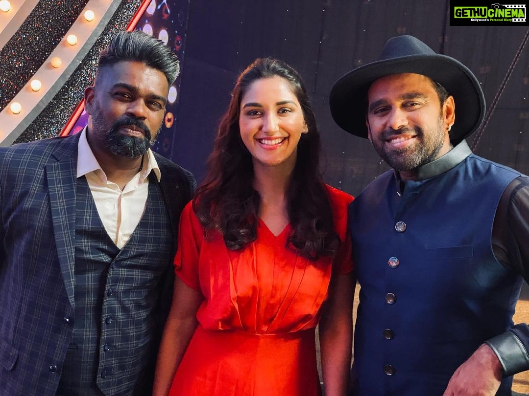 Nikita Dutta Instagram - Two days on stage with this iconic duo! ๐ฅ๐๐บ A gratitude filled experience indeed. ๐๐ . @boscomartis @caesar2373 . #RocketGang๐
