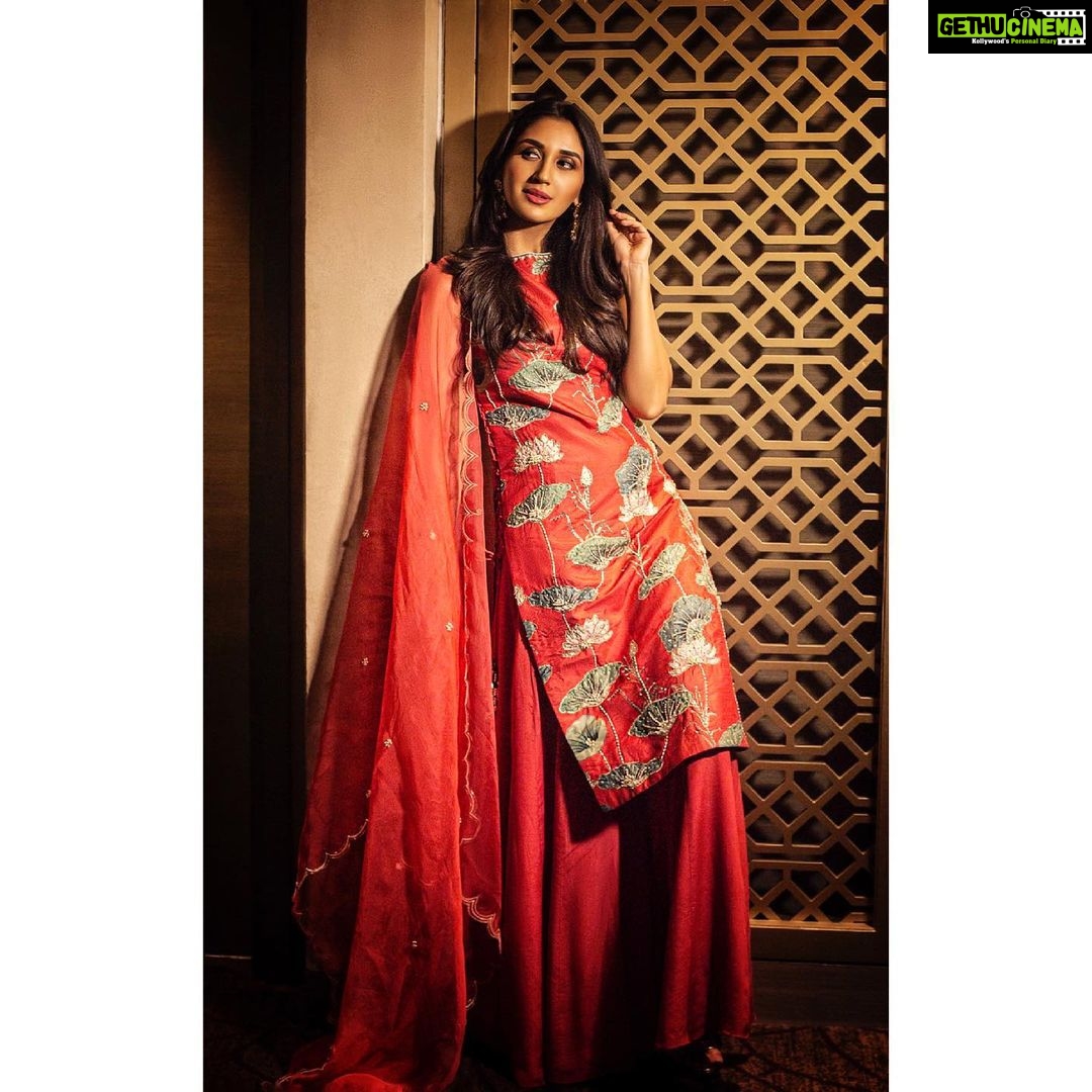 Nikita Dutta Instagram - 🌹 🌹 . . . 📸: @ipshita.db Styled by @jaferalimunshi Outfit: @aayushimaniarofficial Jewellery: @tvishajewlz @vblitzcommunications 💄: @shibu_shimmer