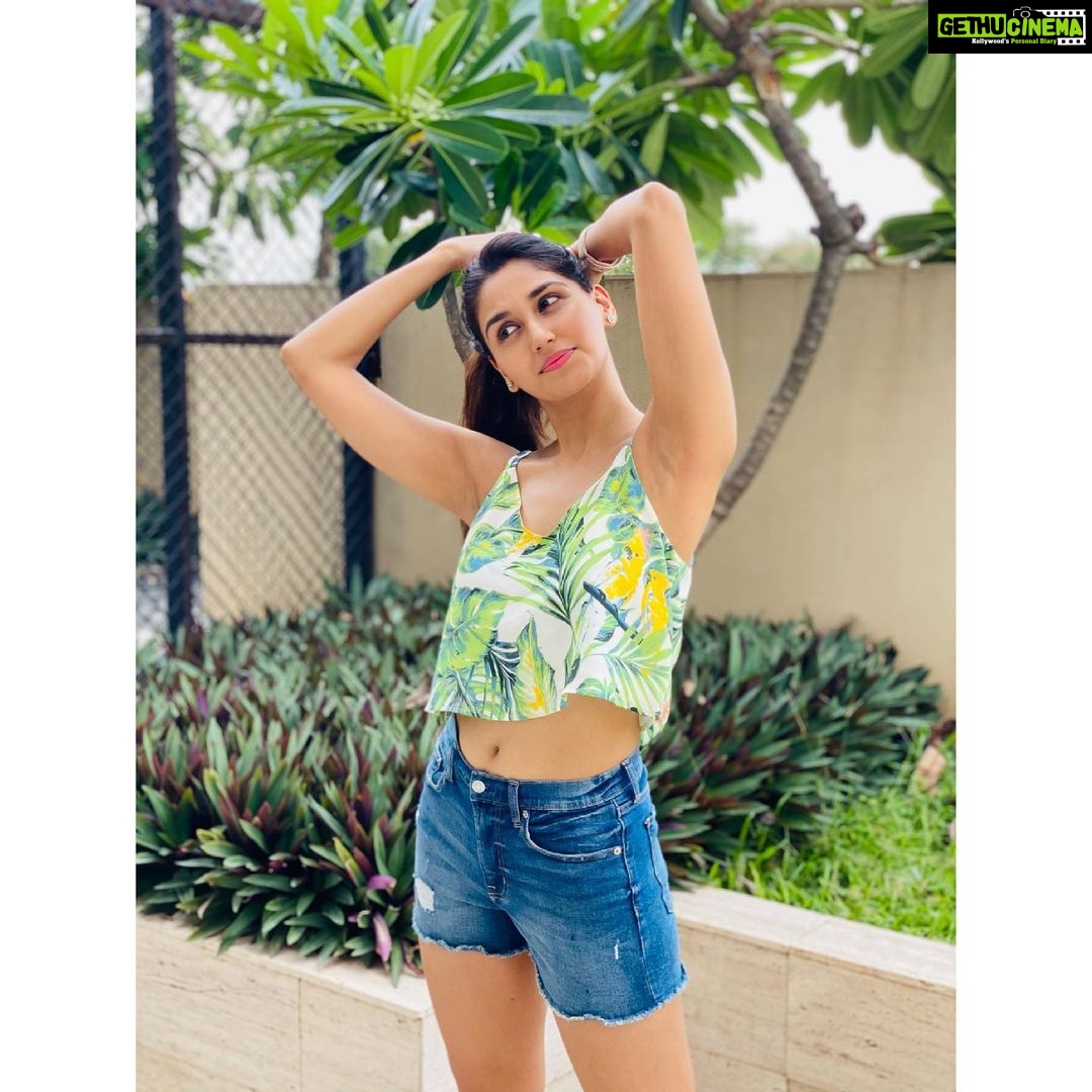 Nikita Dutta Instagram - Summer and long hair, Will they ever get along? 🤥🤥 . #SummerStruggles