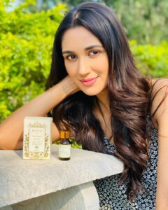 Nikita Dutta Instagram - Getting the glow with the @kamaayurveda Kumkumadi Miraculous Beauty Fluid Ayurvedic Night Serum! . My forever go-to favorite bottle has not only helped my face glow but has also helped in reduced pigmentation, dark spots. . Surely recommended!