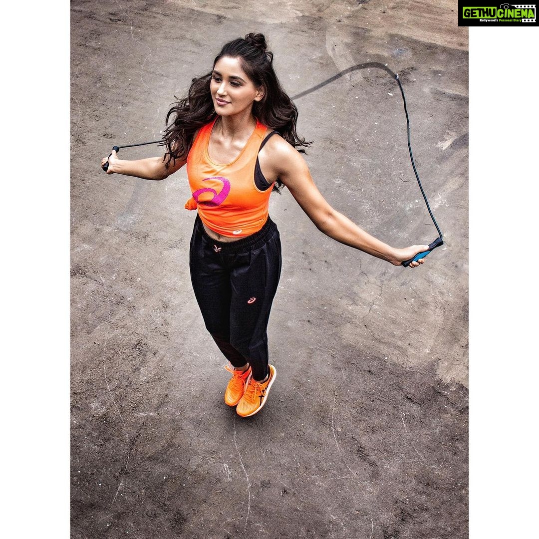 Nikita Dutta Instagram - Jump-rope my friend, you got me through that lockdown. 🧡🖤🧡 . 📸: @ipshita.db Styled by @jaferalimunshi Attire: @asicsindia HMU @makeupbyanshu @meena.somani