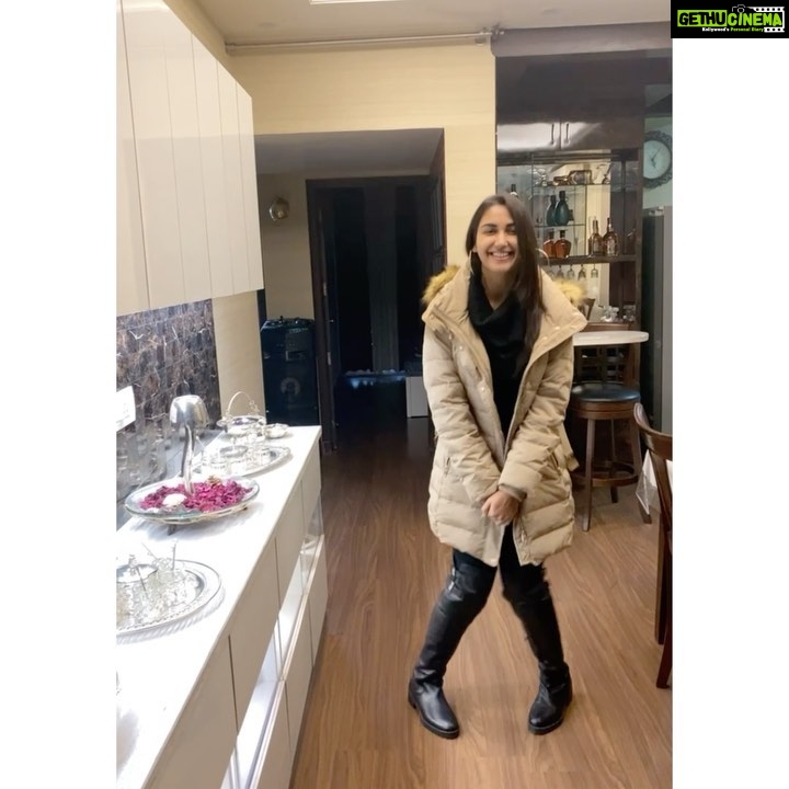 Nikita Dutta Instagram - No. I did not enter 2021 like this. It’s really cold in Delhi and doing a funny dance helps. . 🥶😰🥶 . #DilliKiSardi #IfISurviveThis