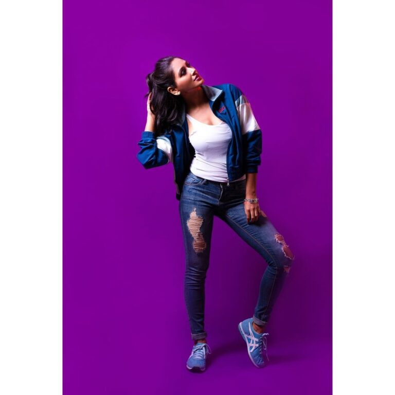 Nikita Dutta Instagram - 💜(1/3)💜 . Choosing fashion that lasts over fashion that’s fast. . 📸: @ipshita.db Edited by @retouchingartists Styled by @jaferalimunshi Jacket: @asicsindia Shoes: @onitsukatigerindia HMU: @makeupbyanshu @meena.somani . #ItsTheSameJacket
