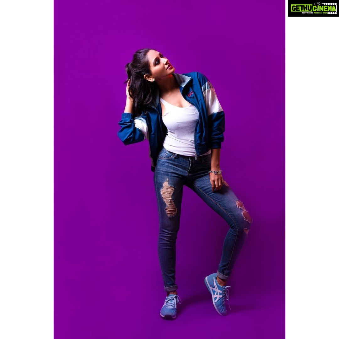 Nikita Dutta Instagram - ๐(1/3)๐ . Choosing fashion that lasts over fashion thatโs fast. . ๐ธ: @ipshita.db Edited by @retouchingartists Styled by @jaferalimunshi Jacket: @asicsindia Shoes: @onitsukatigerindia HMU: @makeupbyanshu @meena.somani . #ItsTheSameJacket