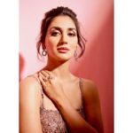 Nikita Dutta Instagram - 🌸🐚 . 📸: @nirali.11 Styled by @jaferalimunshi MUAH: @shibu_shimmer Outfit: @kalkifashion Earings: @koharbykanika @vblitzcommunications Rings: @divinuscreations @ascend.rohank . #goldglamandstyleawards #AboutLastNight