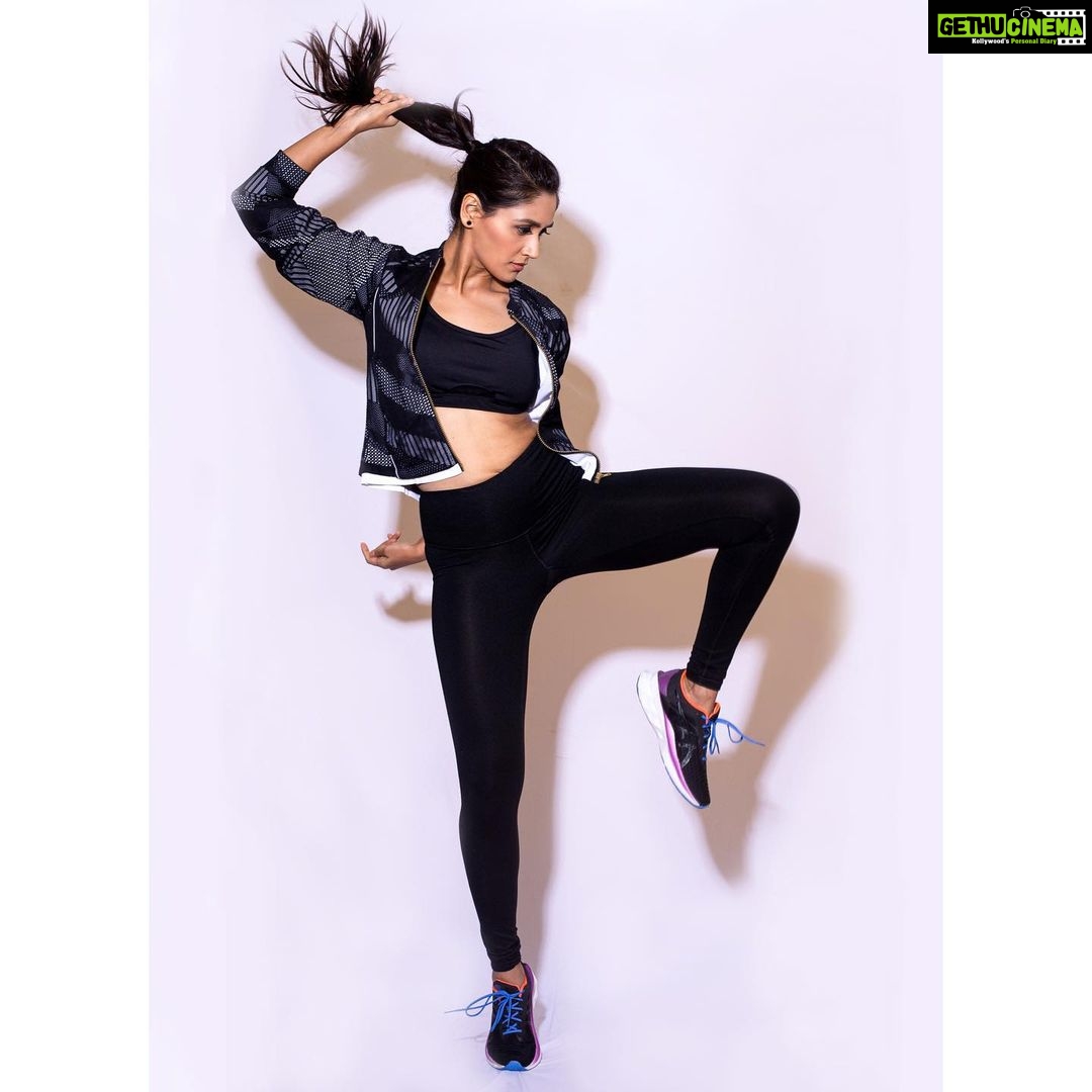 Nikita Dutta Instagram - ⬛️🟪⬜️🟧🟦 . 📸: @ipshita.db Edited by @retouchingartists Styled by @jaferalimunshi Outfit: @asicsindia HMU: @makeupbyanshu @meena.somani