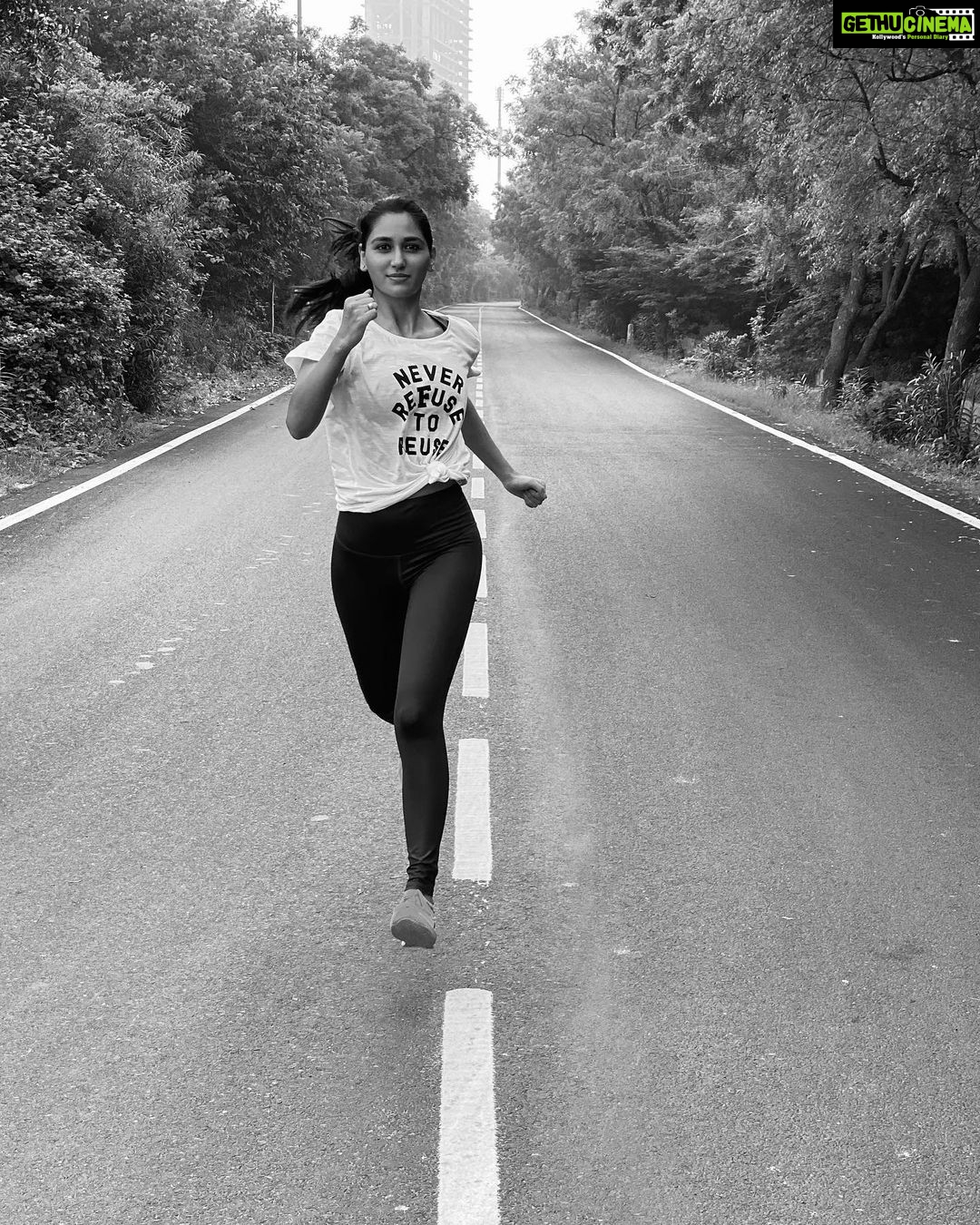 Nikita Dutta Instagram - भागते रहो 🏃♀️ 🏃♀️ #WeAreAllBornToRun