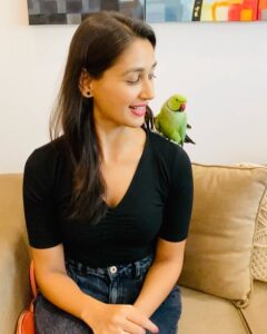 Nikita Dutta Instagram - In my scream’s defence, that squawk by him was unexpected.
🤭🤭
Eventually I did manage to make friends with him.
😬🦜
#SundayThings #ParrotTalks