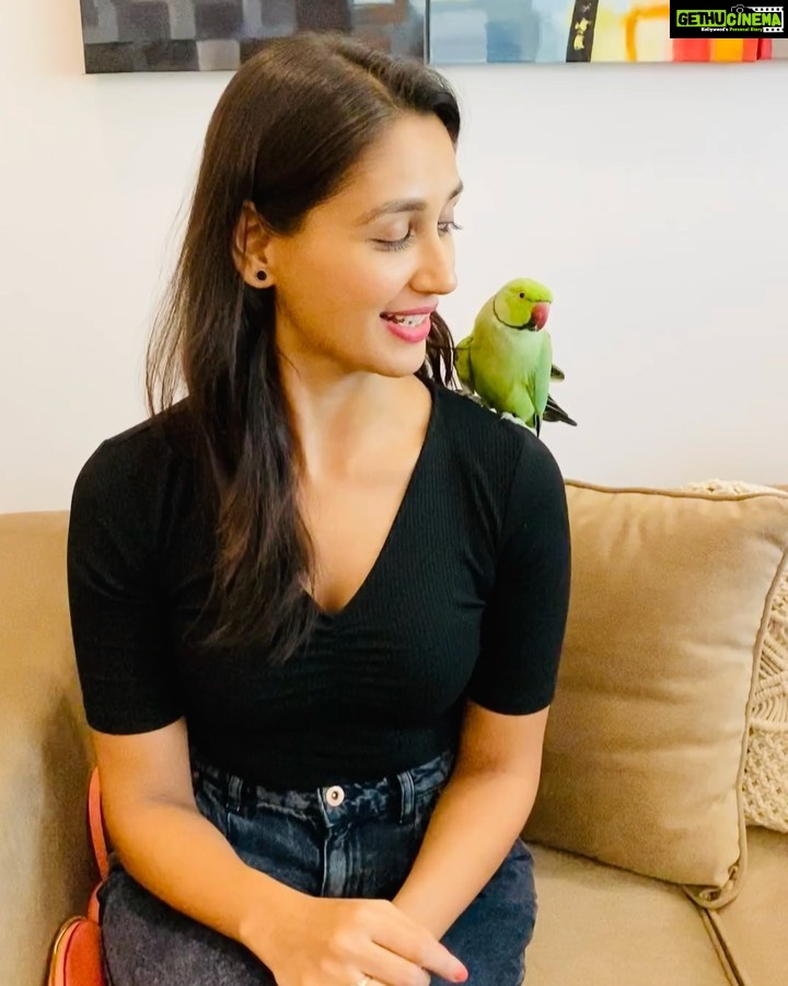 Nikita Dutta Instagram - In my scream’s defence, that squawk by him was unexpected. 🤭🤭 Eventually I did manage to make friends with him. 😬🦜 #SundayThings #ParrotTalks