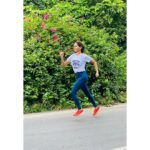 Nikita Dutta Instagram - Ready to race, right out of the box. 👟 🏃‍♀️ #METARACER . The GUIDESOLE™️ technology’s dramatic toe-spring works with a carbon plate that adds structure to the forefoot to create a rolling motion, helping to propel the foot forward. This technology reduces the load on lower limbs, which means other muscles in the kinetic chain(such as the calf) expend less energy for increased efficiency. . Also, it’s super light weight as well 😁 . #ASICS #ASICSIN #IMoveMe